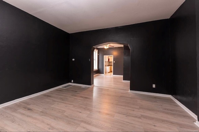 empty room featuring light hardwood / wood-style floors and ceiling fan