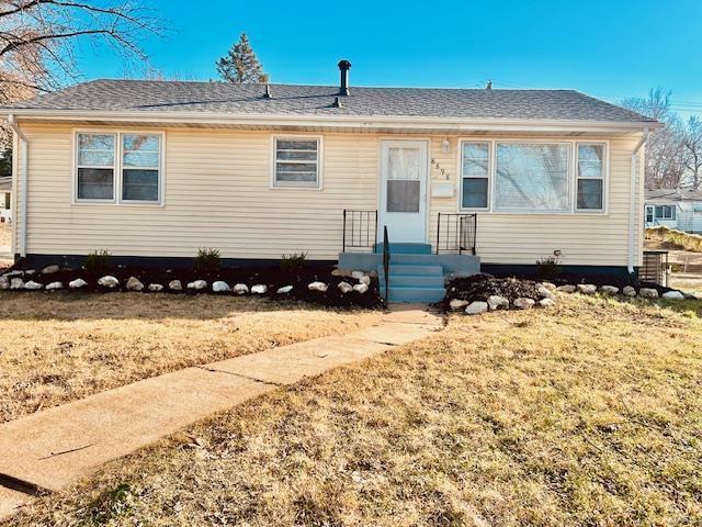 view of front of house featuring a front lawn