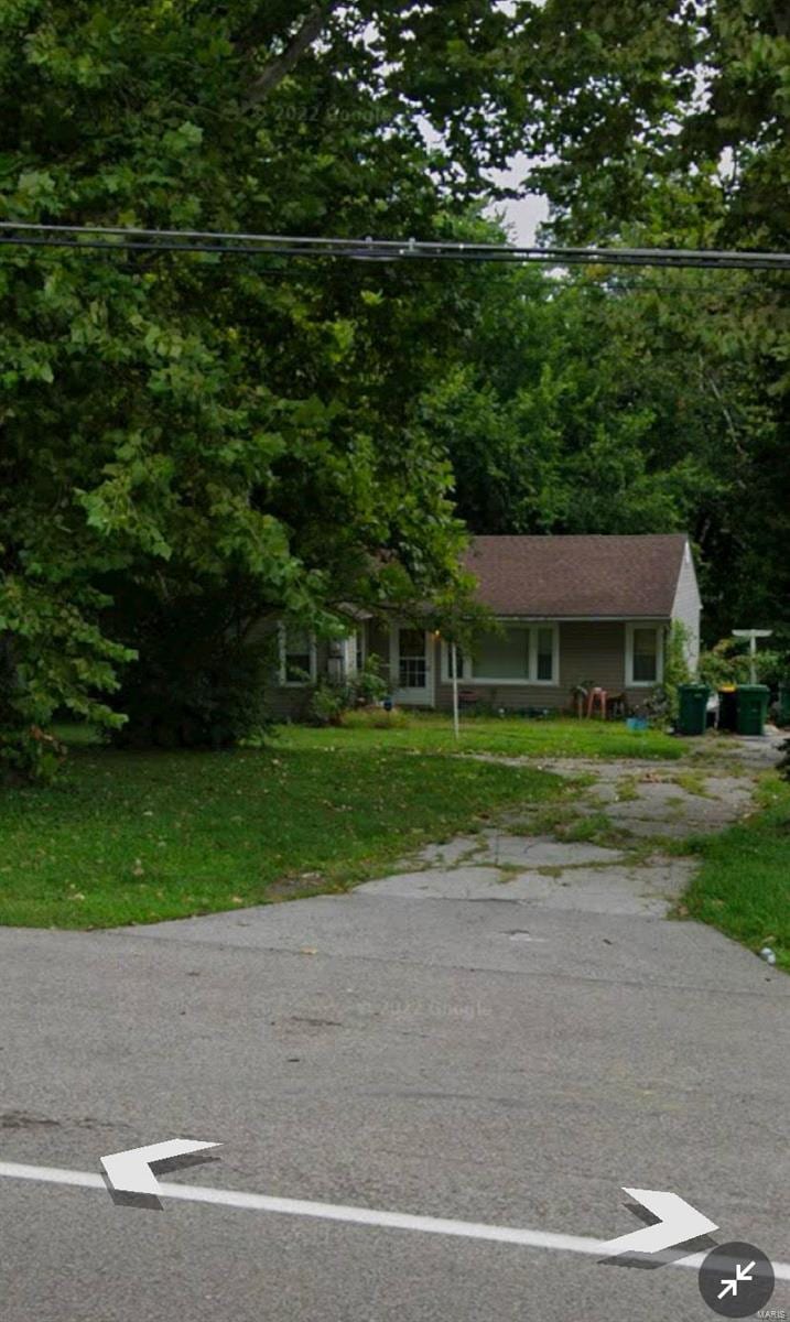 view of front of house featuring a front yard