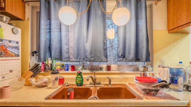 kitchen with backsplash and sink