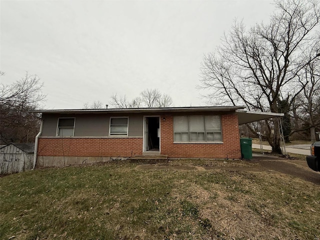 view of front facade with a front lawn and a carport