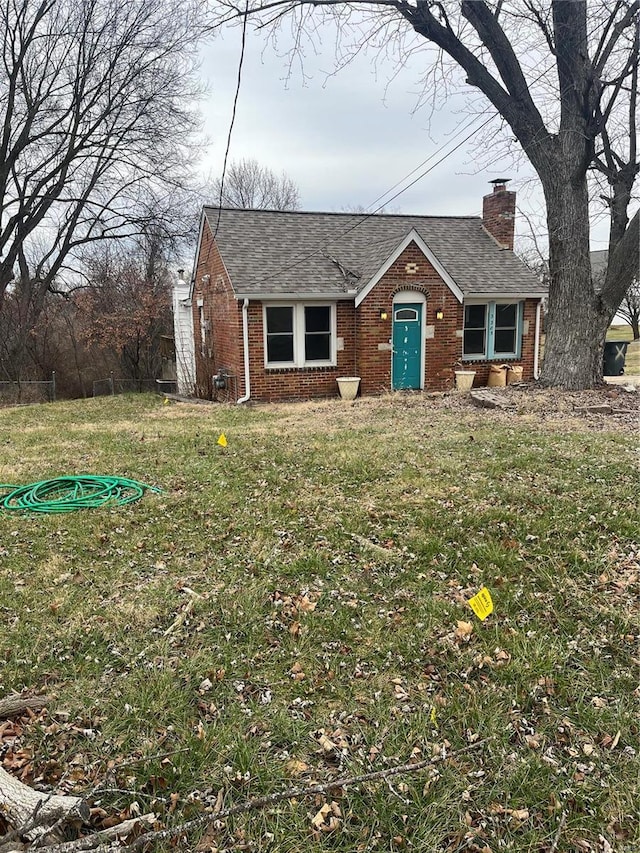 single story home with a front lawn