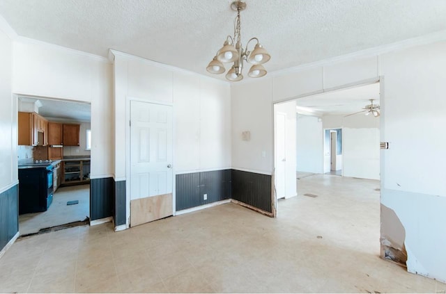 spare room featuring ceiling fan with notable chandelier, a textured ceiling, and ornamental molding