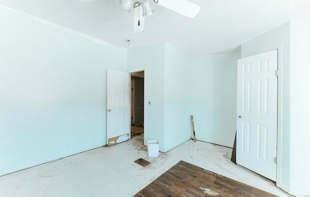 empty room featuring ceiling fan