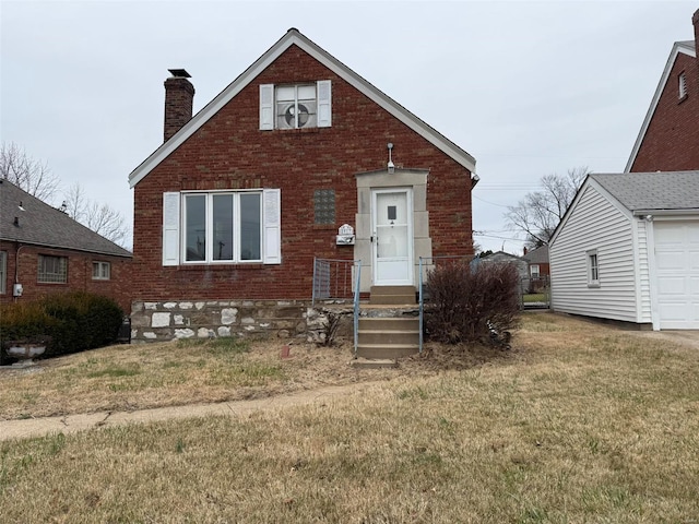 view of front of property featuring a front lawn