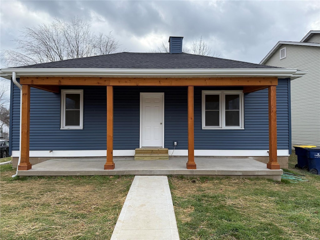 view of front facade with a front yard