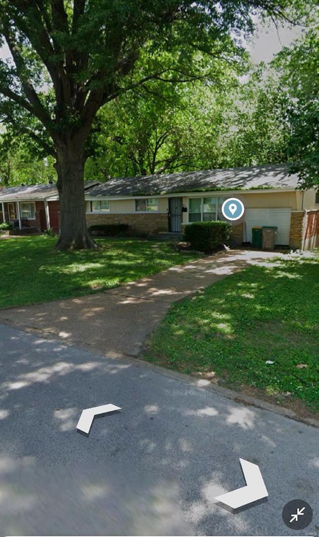 view of front facade with a front lawn