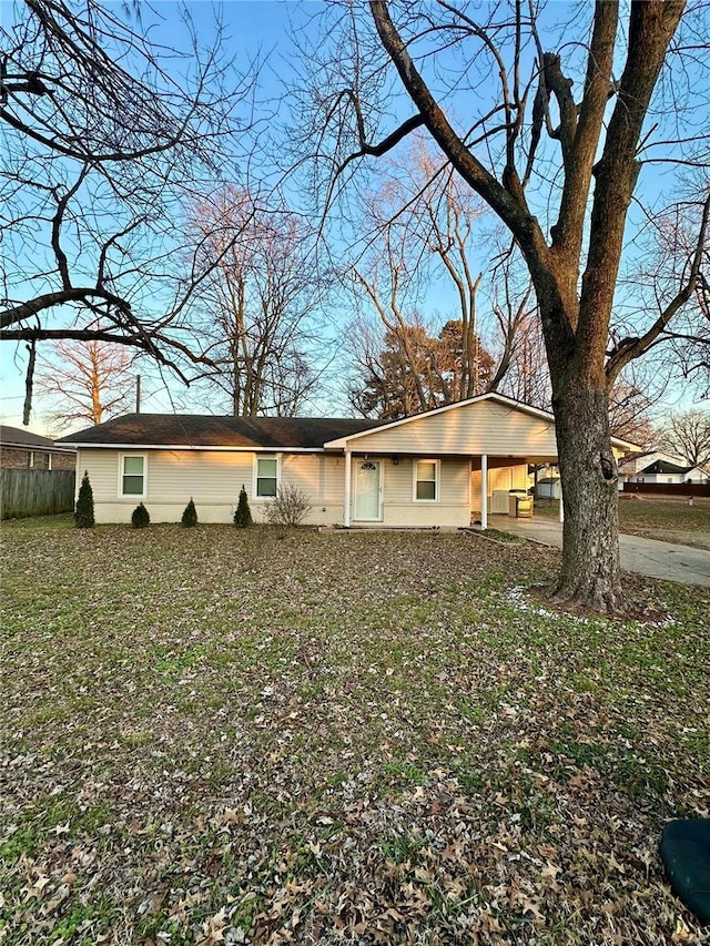 view of front of house featuring a carport and a front yard