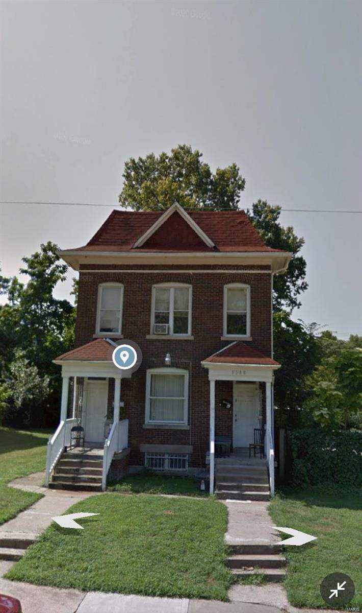 view of front of house with a front yard