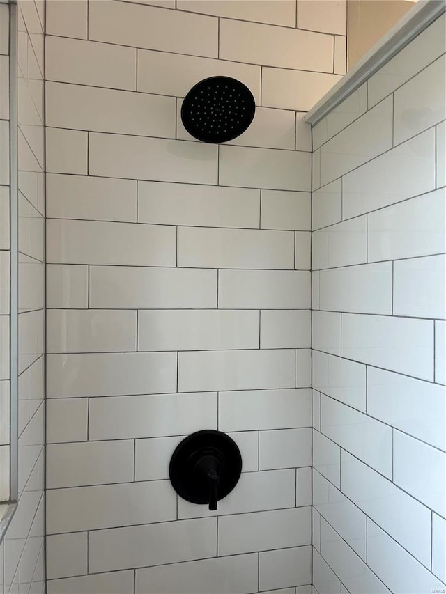 bathroom featuring a tile shower