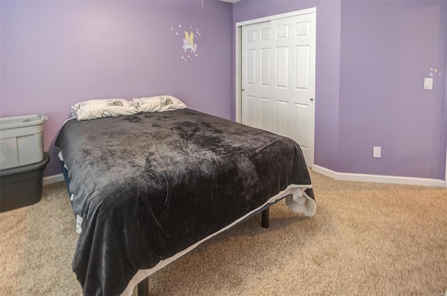 bedroom with carpet flooring and a closet