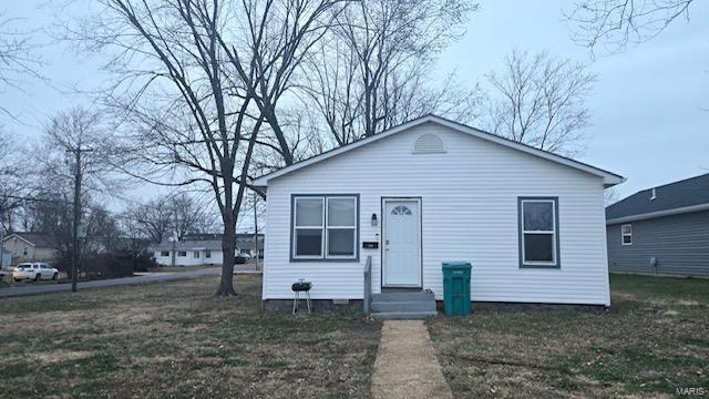 view of front of home with a front lawn