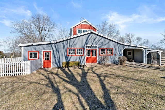 view of front facade with a front yard and fence