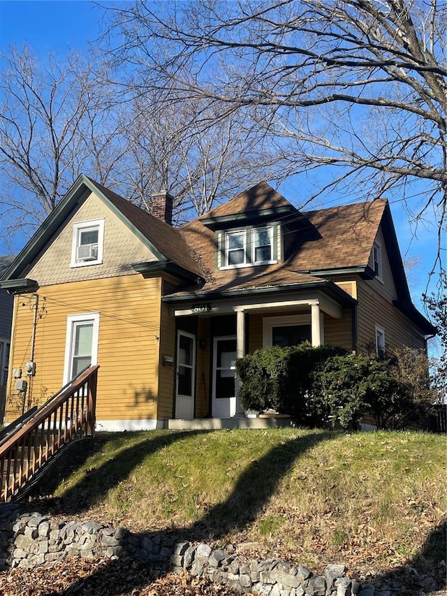 view of front of home with a front lawn