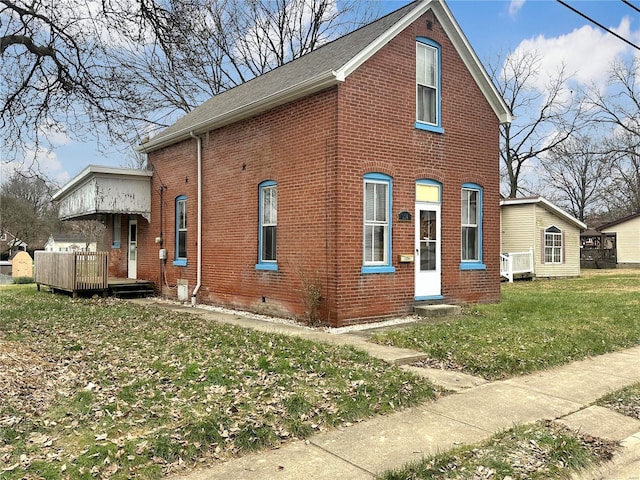 view of front of property featuring a front lawn