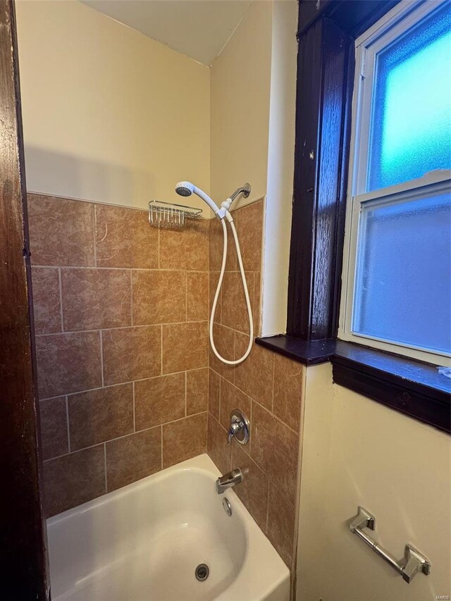 bathroom with tiled shower / bath combo