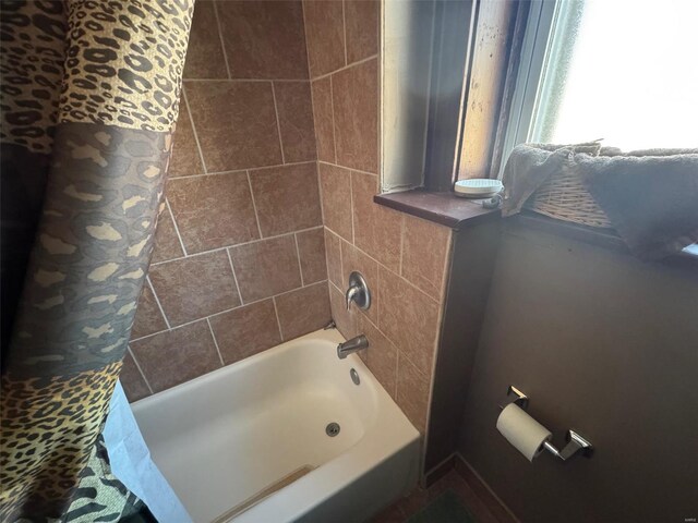 bathroom with tiled shower / bath