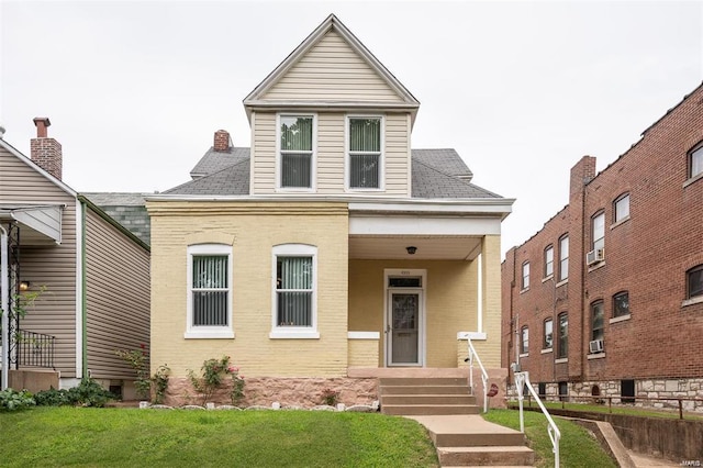 view of front of home featuring a front yard