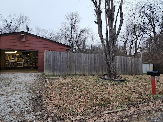 view of yard featuring a storage shed