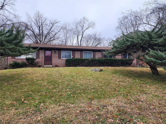 ranch-style home featuring a front lawn