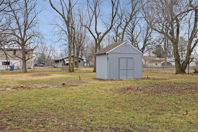 view of yard featuring a shed