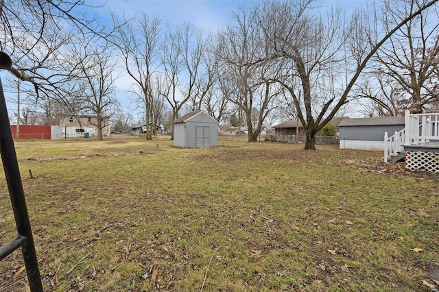 view of yard featuring a shed