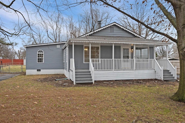 view of front of property featuring a front lawn and a porch