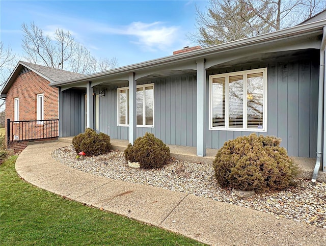 property entrance featuring a porch