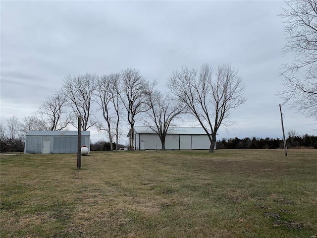 view of yard featuring an outdoor structure