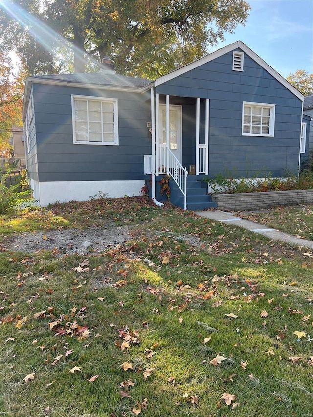 view of front facade with a front lawn