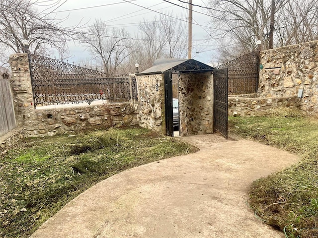 view of yard featuring a storage shed