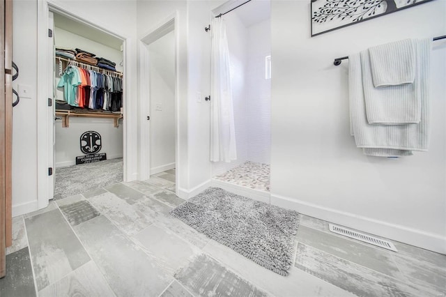 bathroom featuring a shower with shower curtain