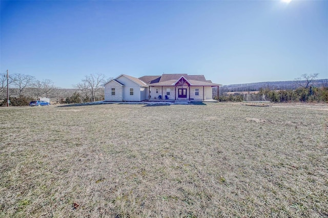 view of front of property featuring a front yard