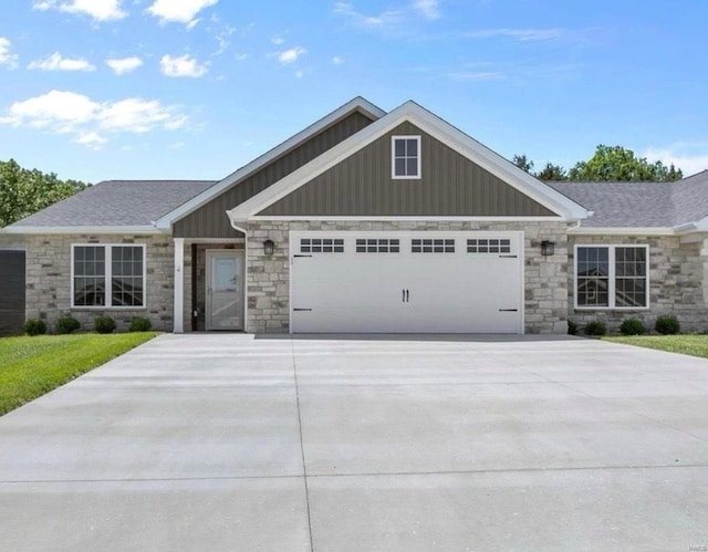 craftsman house featuring a garage