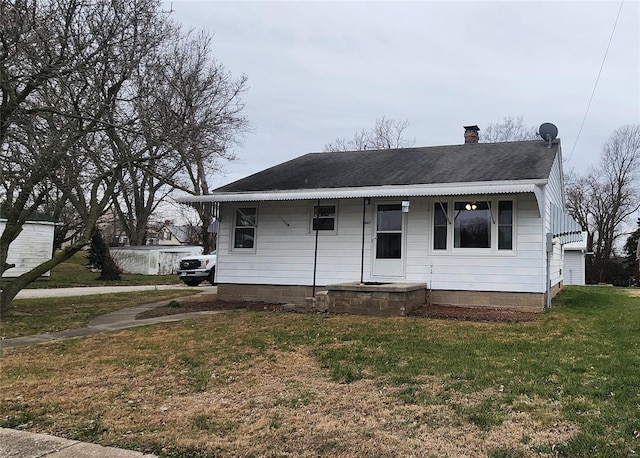 view of front of home featuring a front yard and a garage