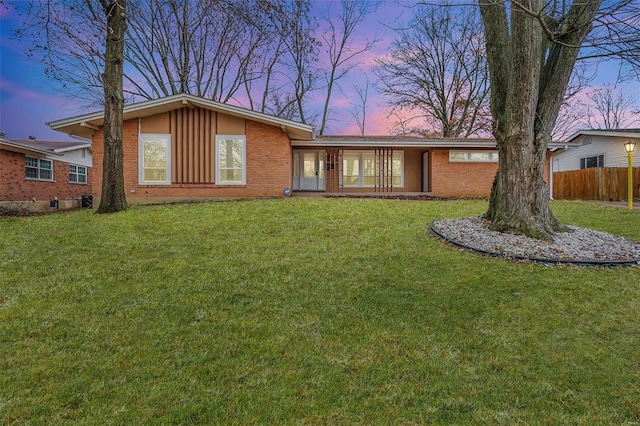 view of front of house featuring a yard