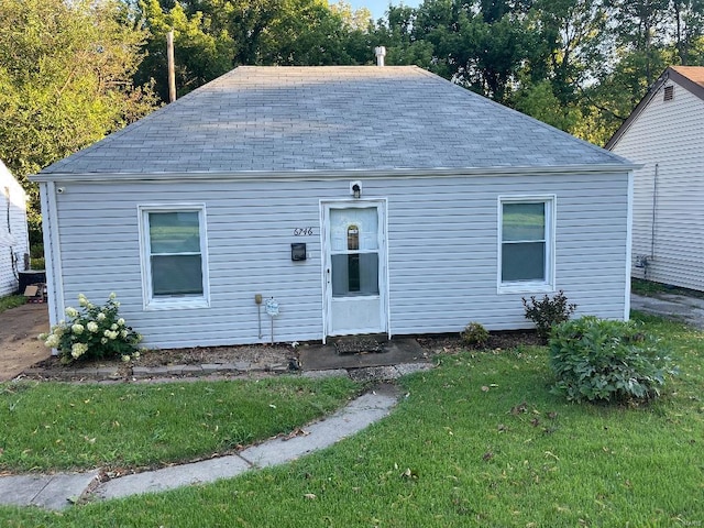 view of front of property featuring a front lawn