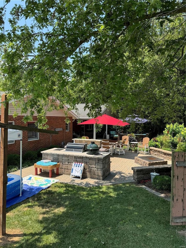 view of yard with a patio