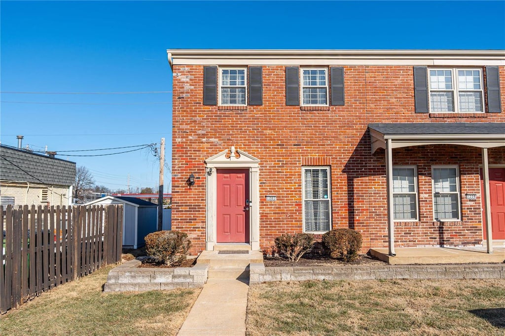 view of front facade featuring a front yard