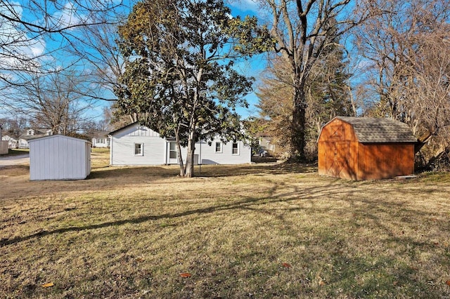 view of yard featuring a storage unit