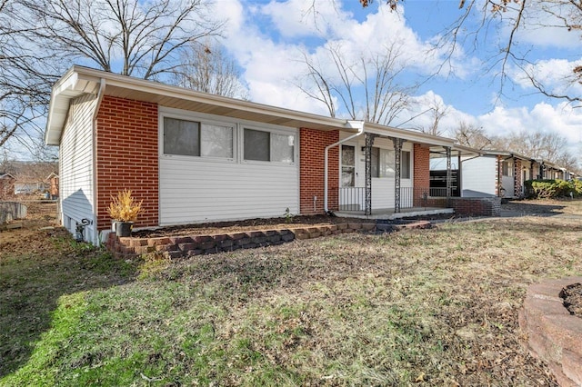 view of front of property featuring a porch and a front lawn