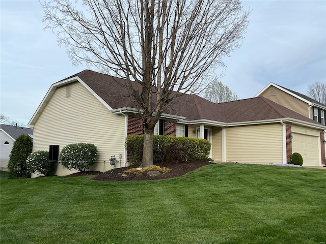 view of front of home featuring a front lawn