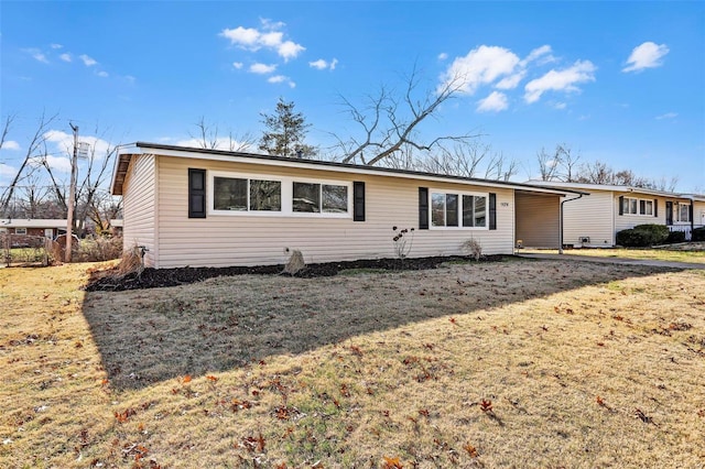 ranch-style house featuring a front yard