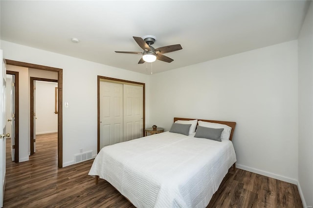 bedroom featuring dark hardwood / wood-style floors, ceiling fan, and a closet