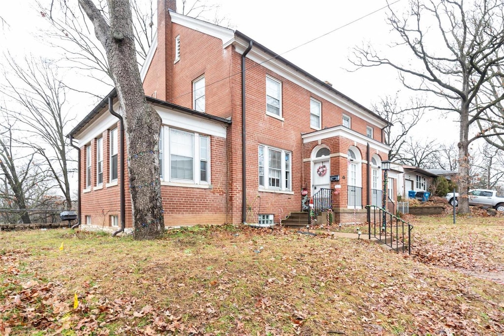 view of front of property with a front lawn