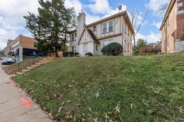 view of front of property featuring a front yard