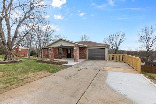 single story home with a front lawn