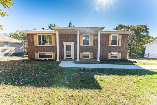 split foyer home with a front yard