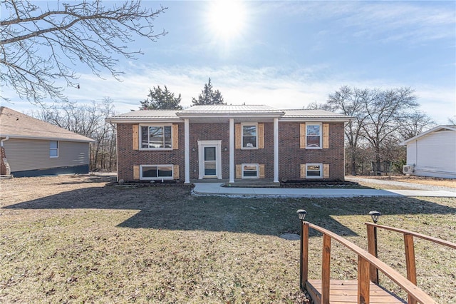 split foyer home featuring a front yard