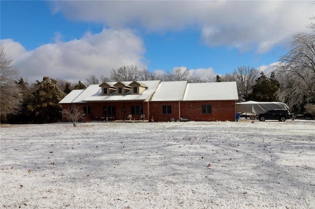 view of front of property featuring a carport